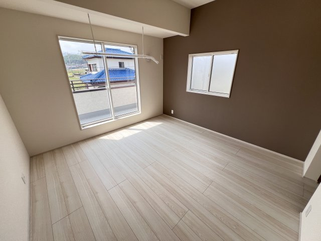 新築　高崎市吉井町長根2期　Blooming　Garden　1号棟の洋室|　全室南向きで明るいお部屋、子供部屋は明るい方が良いですよね♪							
					
