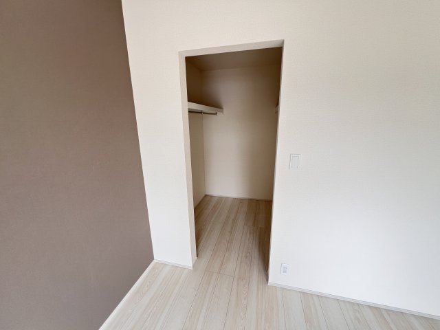 新築　高崎市吉井町長根2期　Blooming　Garden　1号棟の収納|　主寝室の大型のウォークインクローゼットは収納ラクラク、お部屋スッキリ♪							
