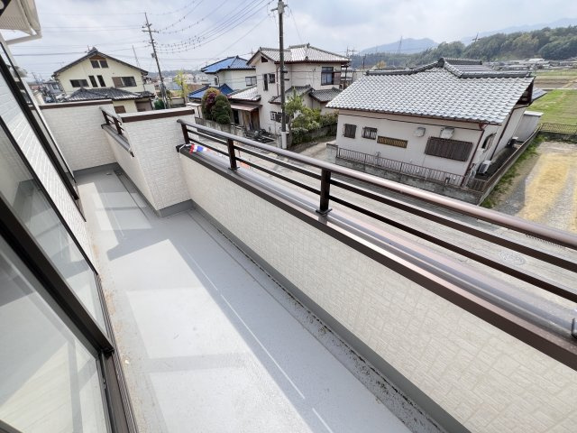 新築　高崎市吉井町長根2期　Blooming　Garden　1号棟のバルコニー|　日当たりの良い広々バルコニー！どのお部屋からも行き来できます。							
