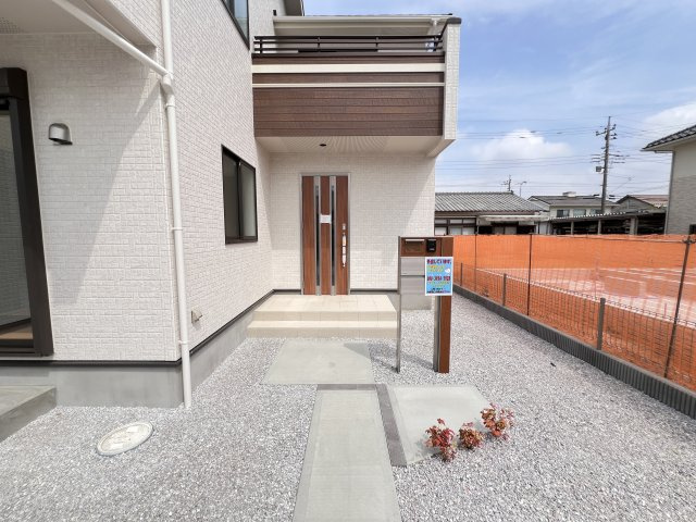 新築　高崎市吉井町長根2期　Blooming　Garden　1号棟の玄関|　ポストと一体型のTVモニターホンでセキュリティ安心！
