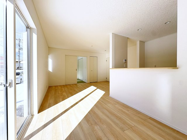 新築戸建・新築建売　福島市飯坂町湯野第7　湯野小・西根中の居間・リビング|南西側の大きな窓から日差しが入り明るいリビングはご家族皆さんの憩いの場です！
