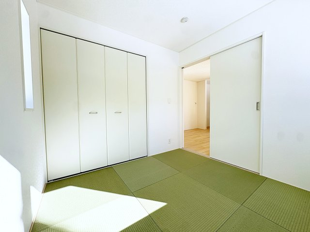 新築戸建・新築建売　福島市飯坂町湯野第7　湯野小・西根中の和室|畳のぬくもりが心地いい和室。リビングから見守ることができ、お子様のお昼寝や遊び場に最適です！