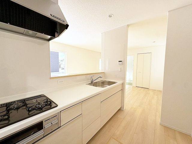 新築戸建・新築建売　福島市飯坂町湯野第7　湯野小・西根中のキッチン|カウンター越しに会話が弾み、家族とのつながりを感じられる対面キッチンです！