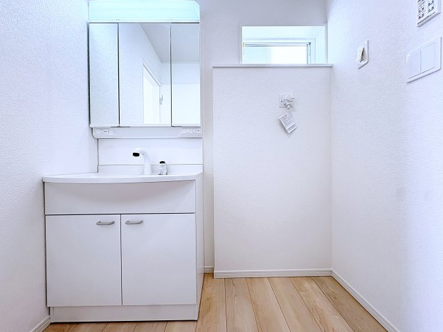 新築戸建・新築建売　福島市飯坂町湯野第7　湯野小・西根中の独立洗面台|三面鏡洗面台で朝の身支度もしやすい＆収納力も◎洗面台に物を置かずすっきり清潔に保つことができます！