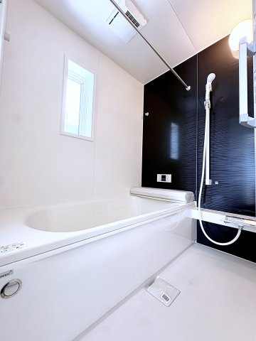 新築戸建・新築建売　福島市飯坂町湯野第7　湯野小・西根中の浴室|浴室乾燥機付きで小窓がついているので簡単に換気が可能です！洗濯物干しもできるので便利！