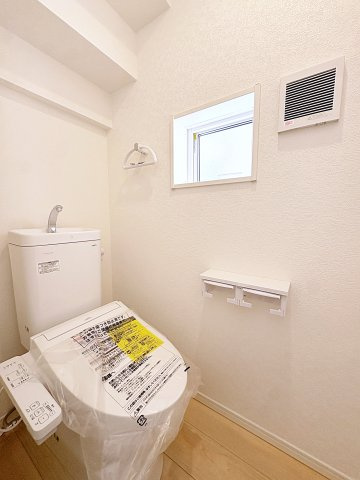 新築戸建・新築建売　福島市飯坂町湯野第7　湯野小・西根中のトイレ|白を基調としており小窓で換気ができるので清潔感のある空間。ペーパーホルダーが2つあるのも便利です！