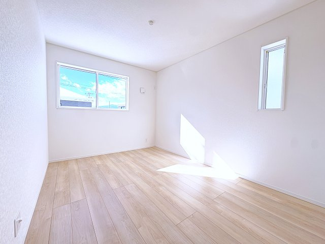 新築戸建・新築建売　福島市飯坂町湯野第7　湯野小・西根中の洋室|6.5帖の洋室は2面採光でたっぷりと日差しが入り明るいお部屋です！