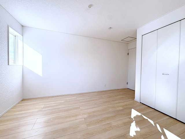 新築戸建・新築建売　福島市飯坂町湯野第7　湯野小・西根中の洋室|大きな掃き出し窓から太陽の日差しが入りとても明るい洋室。