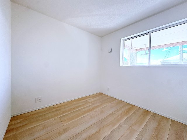 新築戸建・新築建売　福島市飯坂町湯野第7　湯野小・西根中の洋室|5帖の洋室はシンプルなので色々なテイストのインテリアも合いそうですね！