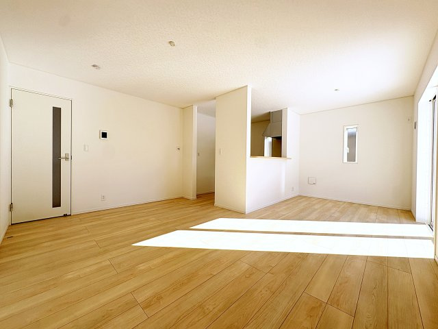 新築戸建・新築建売　福島市飯坂町湯野第7　湯野小・西根中の居間・リビング|16.2帖の広々としたLDKは、ゆとりがありご家族皆さんでくつろぐことができる空間です！