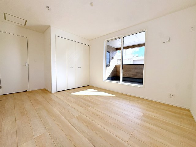 新築戸建・新築建売　福島市飯坂町湯野第7　湯野小・西根中の洋室|7.7帖の洋室は主寝室としてご夫婦の部屋におすすめです！2面採光で明るい空間♪