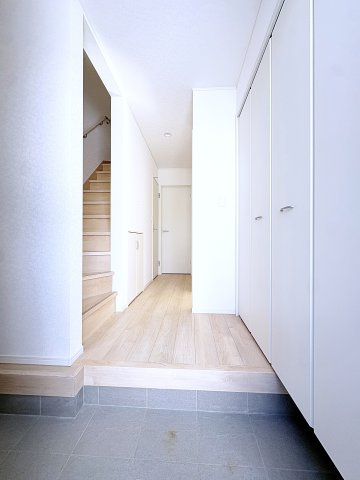 新築戸建・新築建売　福島市飯坂町湯野第7　湯野小・西根中の玄関|大容量のシューズボックスがあり収納豊富な玄関スペース。