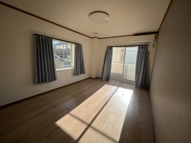 ルナハイツ　Part5の居間・リビング|照明付き　アクセントクロス　出窓あり