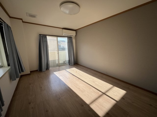 ルナハイツ　Part5の居間・リビング|照明付き　アクセントクロス