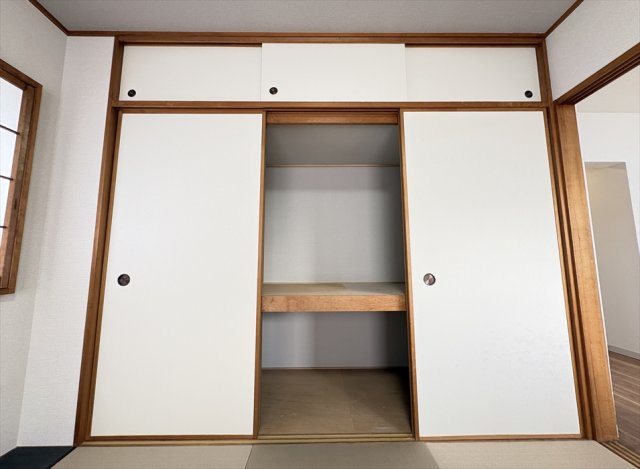 【収納】 | シャレール新座　(志木本店) | 天袋のある大容量の押し入れ。
客用布団やこたつ布団、ティッシュ類や紙おむつなど嵩張る荷物の保管に便利です。