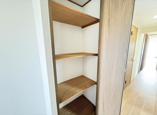 【収納】 | シャレール新座　(志木本店) | 固定棚付のホール収納。
玄関近くにあるので非常用持ち出し袋やアウトドア用品の保管に便利です。