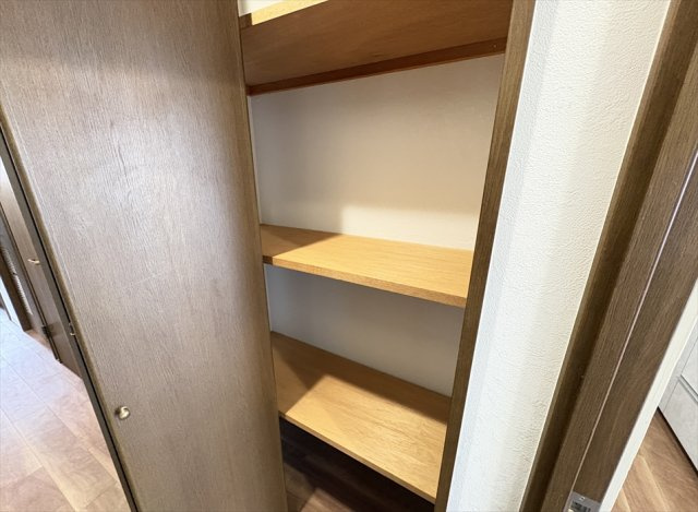 【収納】 | シャレール新座　(志木本店) | リビング近くに設置されたホール収納は季節家電や飲料水、保存食の保管にも便利。