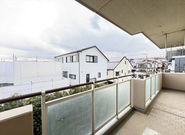 【バルコニー】 | シャレール新座　(志木本店) | 和室とリビングから出入り可能な広々としたバルコニーは家事動線も良好です。