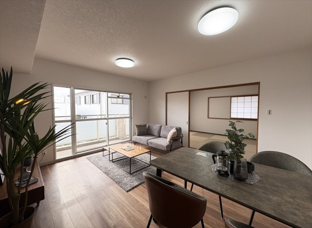 【居間・リビング】 | シャレール新座　(志木本店) | バルコニーに面した開放的なリビング