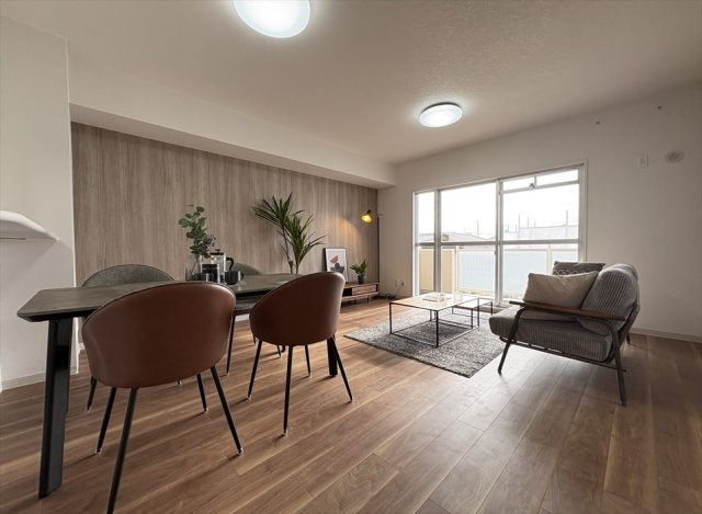 【居間・リビング】 | シャレール新座　(志木本店) | アクセントクロスで落ち着いたファミリー空間を演出