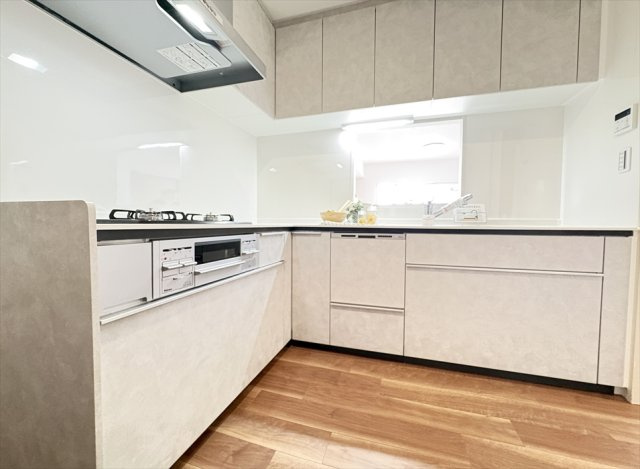 【キッチン】 | シャレール新座　(志木本店) | 動線良好なL字型のシステムキッチンは忙しい朝にも便利な食洗器付き。
キッチンからリビングが見えるので家事をしながらお子様の様子も見守れます。