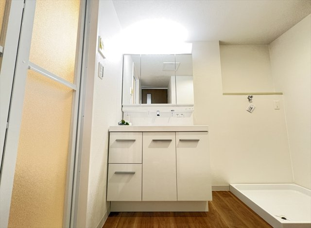 【独立洗面台】 | シャレール新座　(志木本店) | 鏡の裏に小物類の収納ができる三面鏡洗面化粧台。
化粧水やメイク道具などもまとめて保管できます。