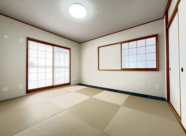 【和室】 | シャレール新座　(志木本店) | リビングと続き間になっている和室は足を伸ばしてのんびり過ごせます。
防音効果もあるのでキッズルームとしても便利。