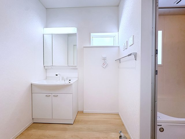新築戸建・新築建売　福島市飯坂町湯野第7　湯野小・西根中の独立洗面台|三面鏡洗面台で朝の身支度もしやすい＆収納力も◎洗面台に物を置かずすっきり清潔に保つことができます！