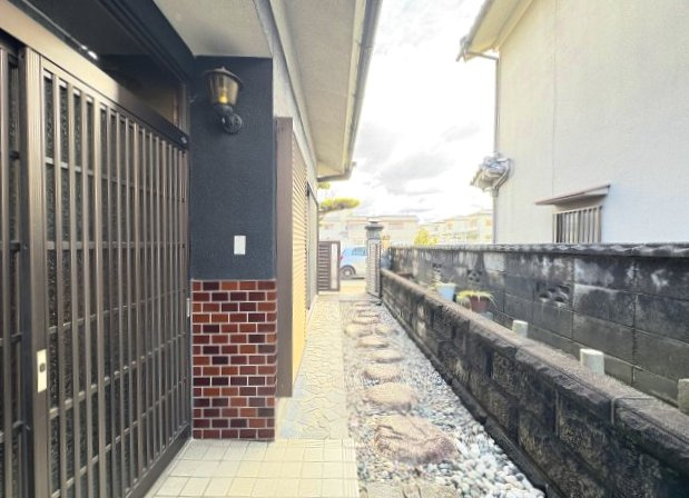桜井市西之宮の玄関|屋根がある綺麗な玄関です
