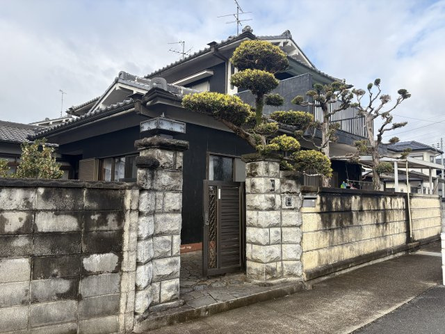 桜井市西之宮の外観|丁寧に手入れされた植栽が映える住まい