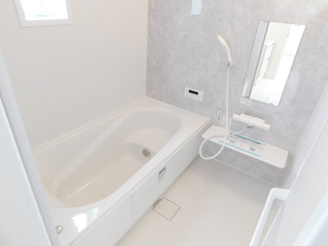 稲沢市梅須賀町西北切の新築一戸建の浴室|◇浴室◇　　広い１坪サイズ（ＬＩＸＩＬ）・浴室暖房乾燥機・断熱浴槽・エコベンチ浴槽・お手入れ楽々カウンター・キレイサーモフロア・オートバス・バリアフリーバス・追い焚き・浴室窓あり