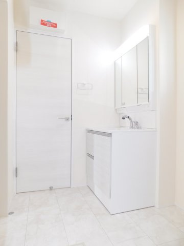 稲沢市梅須賀町西北切の新築一戸建の独立洗面台|◇洗面室◇  　三面鏡シャンプードレッサー　くもり止め仕様　床下収納庫完備　　