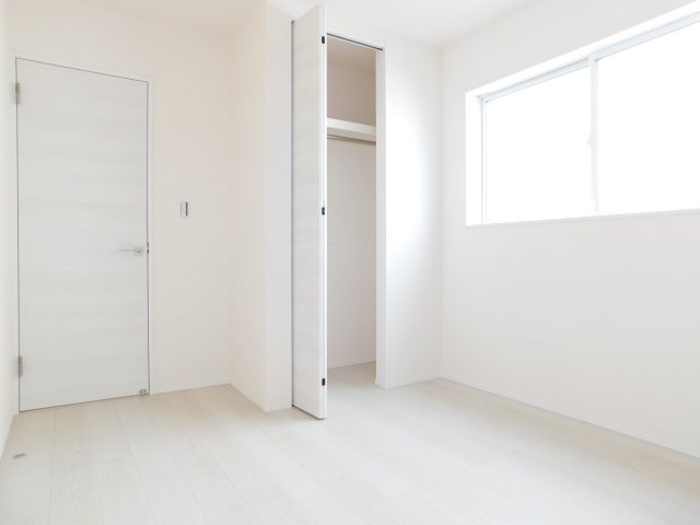 稲沢市梅須賀町西北切の新築一戸建の洋室|◇洋室◇　　明るい洋室５．４帖　全居室収納完備！　