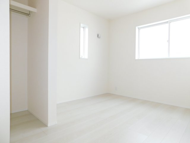 稲沢市梅須賀町西北切の新築一戸建の洋室|◇洋室◇　　明るい洋室５．０帖　ウォークインクローゼット完備！　