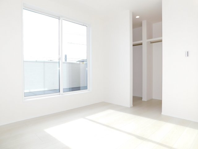 稲沢市梅須賀町西北切の新築一戸建の洋室|◇洋室◇　　南面で明るい洋室６．１帖　大型ウォークインクローゼット完備！　バルコニー付き♪