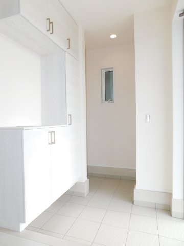 稲沢市梅須賀町西北切の新築一戸建の玄関|◇玄関収納◇　　玄関がスッキリ片付く大容量収納♪　玄関にはベビーカーやアウトドア用品が置けるシューズインクローク付き！