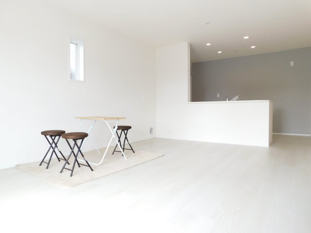 稲沢市梅須賀町西北切の新築一戸建の居間・リビング|◇リビング◇　　南面で明るいリビング１６．０帖　リビングが見渡せる対面キッチン♪