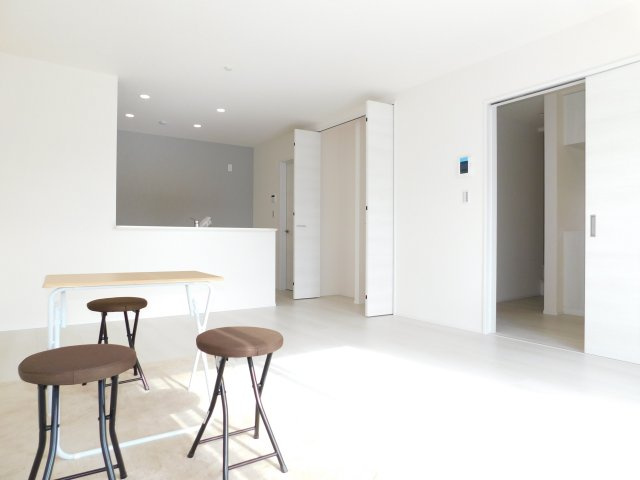 稲沢市梅須賀町西北切の新築一戸建の居間・リビング|◇リビング◇　　南面で明るいリビング１６．０帖　リビング収納完備！