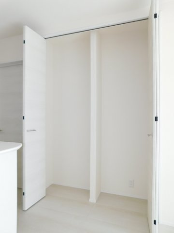 稲沢市梅須賀町西北切の新築一戸建の収納|◇リビング収納◇　　リビングの荷物がスッキリと片付く大容量収納！　パントリーとしても使用できます♪　可動棚取付可