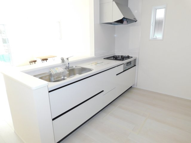 稲沢市梅須賀町西北切の新築一戸建のキッチン|◇キッチン◇　　人気の対面式・人造大理石カウンター・浄水機能付ハンドシャワー・静音仕様シンク・スローインクローズレール・Ｓｉセンサーコンロ（３口）・床下収納庫