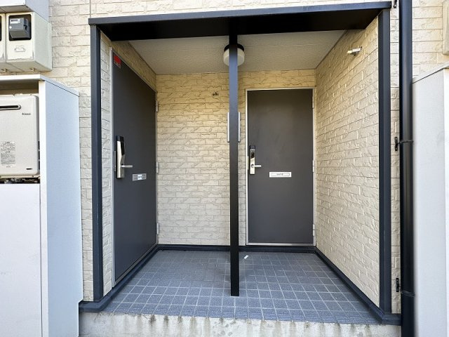 レオパレススミレの玄関|通路