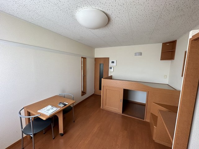 レオパレススミレの寝室|落ち着いた色調の寝室です