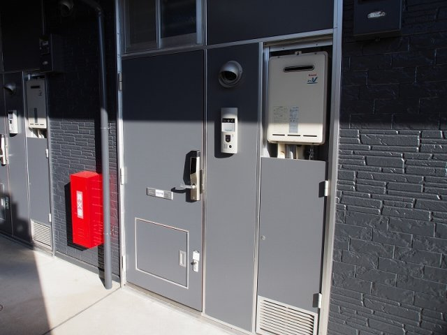 レオパレスメルベーユの玄関|明るい玄関です