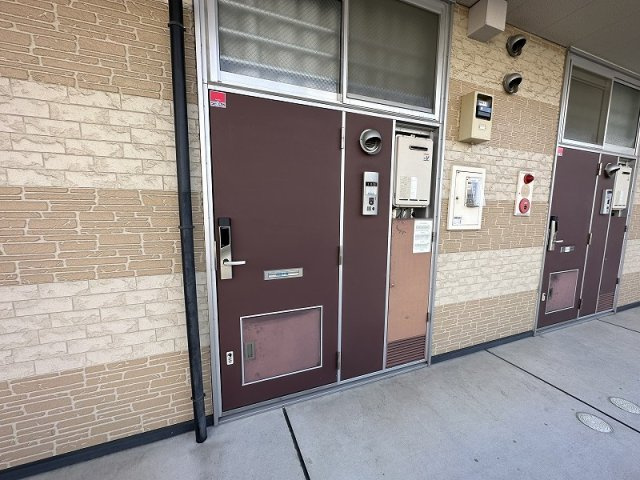 レオパレスコンフォートヒルズの玄関|明るい玄関です