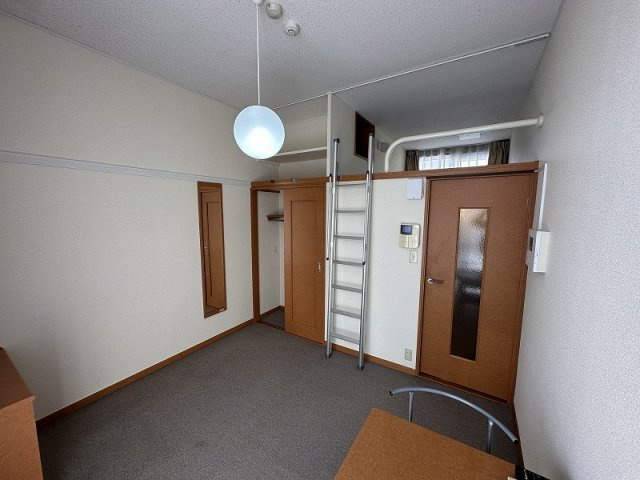 レオパレスコンフォートヒルズの寝室|開放的な寝室です