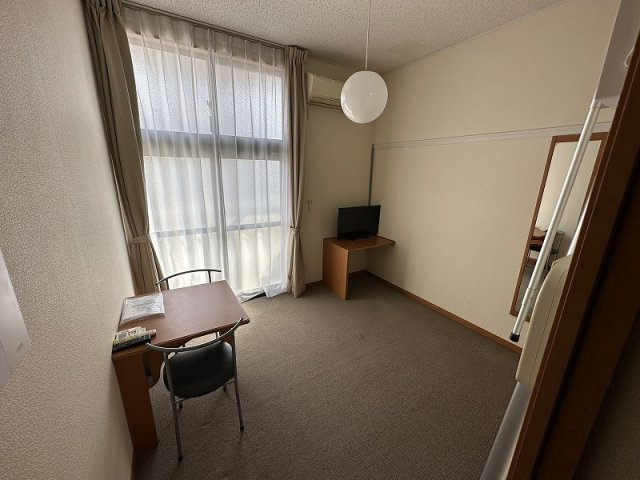 レオパレスコンフォートヒルズの居間・リビング|こちらの居間で趣味の時間をお楽しみください