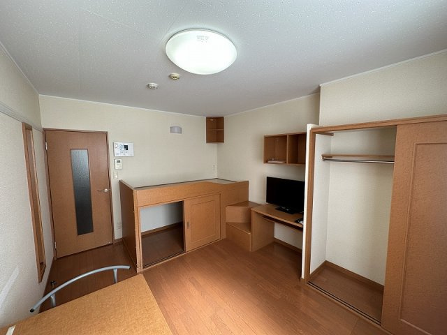 レオパレスカレーラ藤富の居間・リビング|ゆったりとしたリビングです