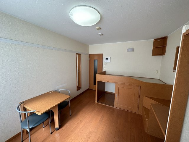 レオパレスカレーラ藤富の寝室|落ち着いた色調の寝室です