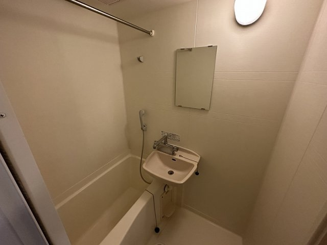 レオパレスカレーラ藤富の浴室|きれいなお風呂です