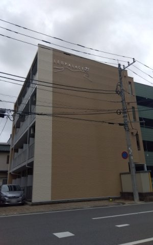 レオパレスアルファの外観|落ち着いた雰囲気の外観です